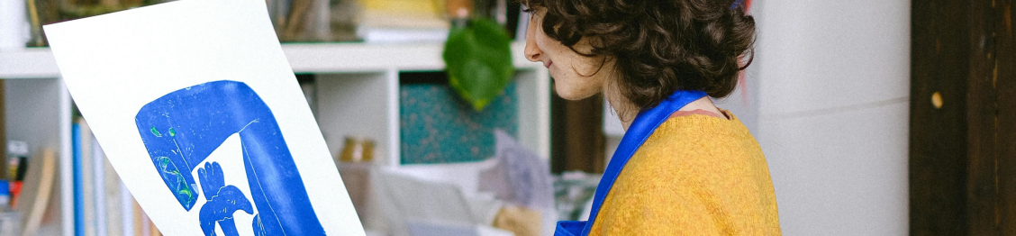 Una persona mirando una obra de arte