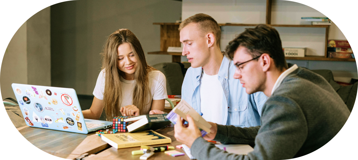 Tres personas jóvenes en un brainstorming